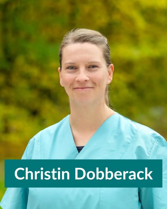 Hallo ihr Lieben, 🐾

heute möchte ich euch ein weiteres Teammitglied vorstellen!

Christin Dobberack ist unsere leitende TFA (Tiermedizinische Fachangestellte) und bringt über 20 Jahre Berufserfahrung mit. 

Als Hygiene- und Qualitätsbeauftragte sorgt sie dafür, dass in unserer Praxis alles reibungslos läuft.
Zudem ist sie auch die Ansprechpartnerin für unsere Azubis und begleitet sie mit wertvollen Tipps durch ihre Ausbildung. 

🐱 Ihre ganz besondere Superkraft ist der einfühlsame Umgang mit Katzen! Deswegen ist sie bei uns als Katzenflüsterin bekannt und kennt unzählige Tipps und Tricks, um selbst die scheuesten oder temperamentvollsten Samtpfoten zu beruhigen. In ihren Händen sind eure Katzen bestens aufgehoben!

Habt ihr Fragen rund um eure Katzen oder braucht Tipps für den Umgang mit ihnen? Schreibt es gern in die Kommentare!✍️💬

Bis bald 👋 
Euer Enzo 🐾🐶