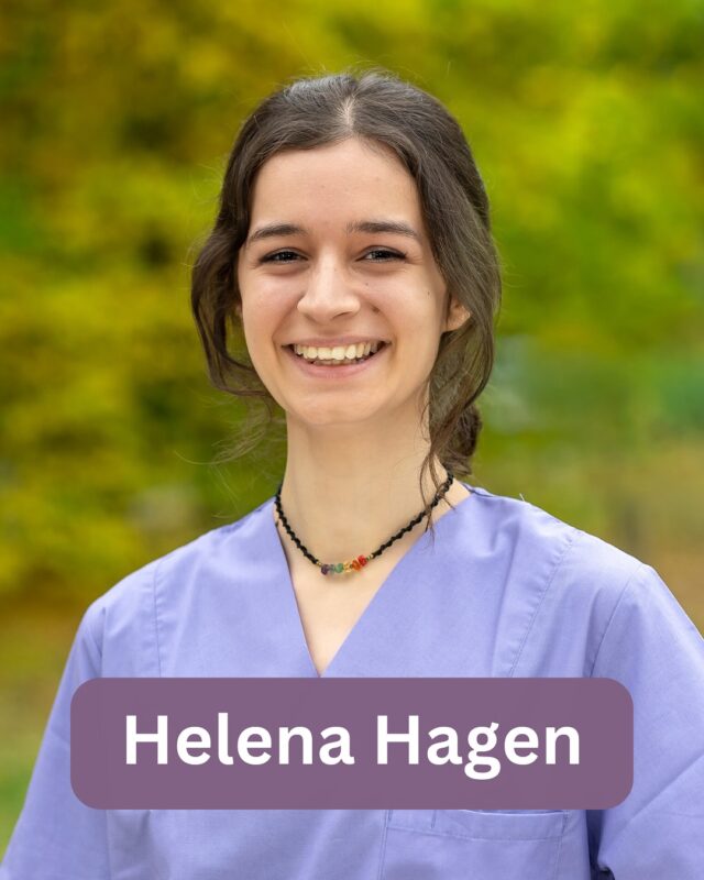 Hallo liebe Fellfreunde! 👋

Es ist wieder so weit. Heute stelle ich euch unser jüngstes Teammitglied vor.🙋🏻‍♀️

Helena Hagen ist seit Mai’2024 ausgelernte Tiermedizinische Fachangestellte und schloss die Prüfungen als eine der Besten ihres Ausbildungsjahrgangs ab. 🎉

Sie bereichert unsere Sprechstunde, und ist außerdem eine wertvolle Unterstützung im OP und bei der Anästhesie. Ihr Ziel ist die Weiterbildung zur Anästhesieschwester.

Neben ihrem medizinischen Know-how, assistiert sie mir fleißig bei meiner Social Media Arbeit und hält euch alle mit spannenden Einblicken und Updates auf dem Laufenden, wenn ich gerade mal nicht zur Stelle bin.📲✨

Ihre Superpower: Sie ist ein absoluter Ruhepol – in stressigen Momenten behält sie immer einen kühlen Kopf und strahlt eine unerschütterliche Ruhe aus. 🧘‍♀️💪

Wurdet ihr schonmal von Helena während einem eurer Praxisaufenthalte begleitet und habt vielleicht sogar ein Leckerli bekommen? Dann lasst gerne Liebe da! 💚

Bis zum nächsten Mal!
Euer Enzo