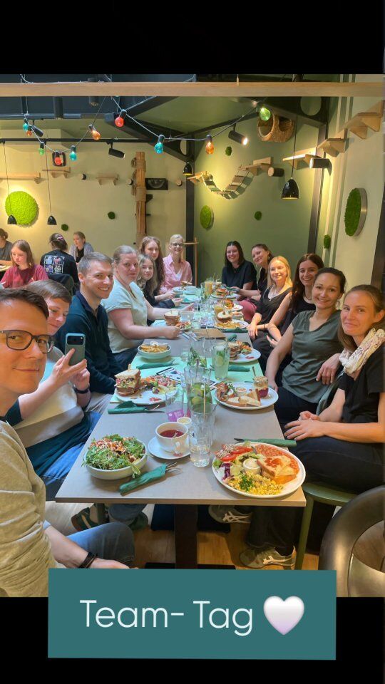 Ein kleiner Einblick für Euch, von unserem heutigen Team- Tag in Berlin 🤗

Auch außerhalb der Praxis durften unsere geliebten Vierbeiner nicht fehlen 🥰 deswegen haben wir den Tag mit einem leckeren Brunch, im "Katzentempel", begonnen 🐱🐾 
Umgeben von süßen Samtpfoten, haben wir es uns so richtig gut gehen lassen 🥰

Nach der Stärkung ging es für uns weiter in die "Berliner Unterwelten", wo wir viel über das ehemalige Humboldt- Krankenhaus gelernt haben und die OP- Bunker besichtigen konnten. 💉🩺

Dankbar für unser tolles Team, für den Zusammenhalt und dafür, dass wir uns nicht nur im Praxisalltag aufeinander verlassen können, sondern auch privat gemeinsam so schöne Momente erleben. 🤍